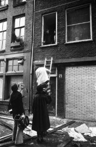 Met sloop bedreigde huis in Nieuwmarktbuurt bezet door buurtbewoners bezetters , Bestanddeelnr 927-6422