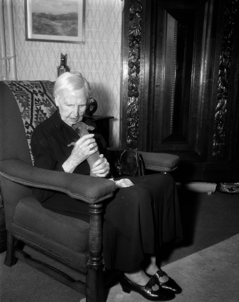 Mevrouw J D Lammerts Koopman viert haar 106de verjaardag in Den Haag, Bestanddeelnr 909-8819