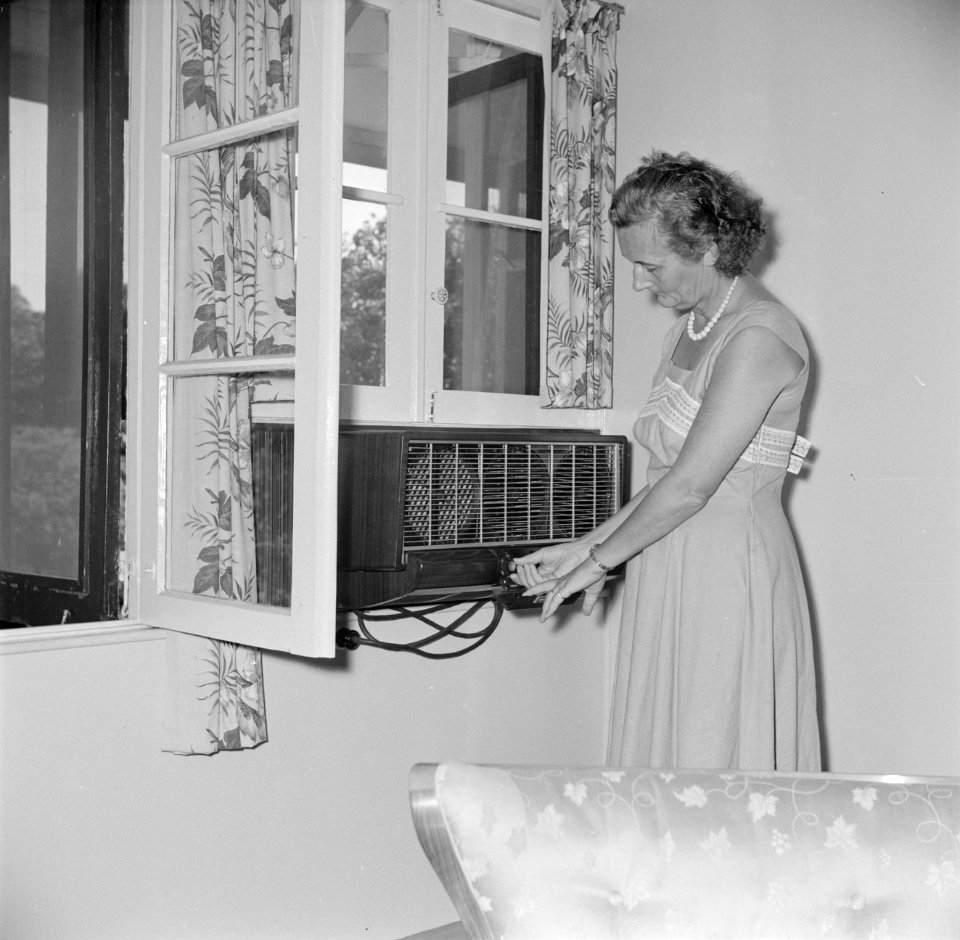 Mevrouw Klaasesz controleert de airconditioning in het koninklijk vertrek, Bestanddeelnr 252-2507