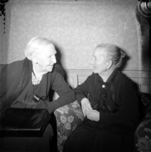 Mevrouw J. J. de Calonne-Meister (rechts, 106 jaar oud) mevrouw Lammerts-Koopman, Bestanddeelnr 934-5724