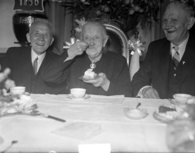 Mevrouw J.D.M. Lourens-Harte uit Schiedam 100 jaar, Bestanddeelnr 904-2710