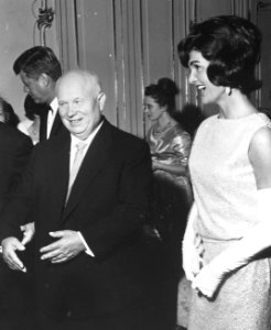 Mevrouw Kennedy en Nina Chroestjev, Bestanddeelnr 912-5544 (cropped)