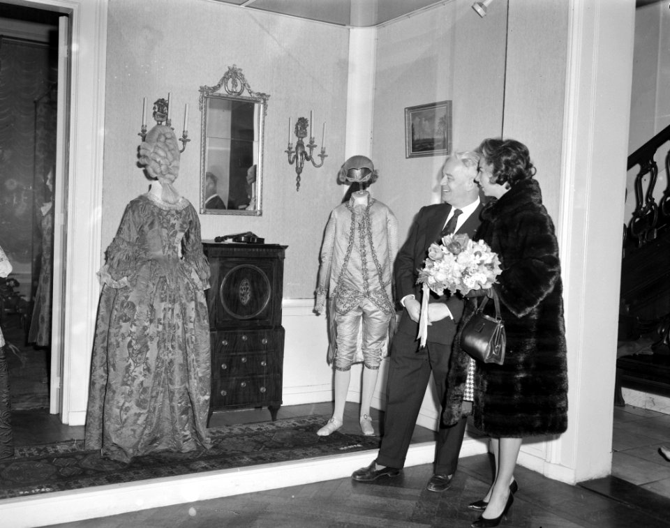 Mevrouw Kennedy bezoekt Costuummuseum te Den Haag, Bestanddeelnr 913-5648