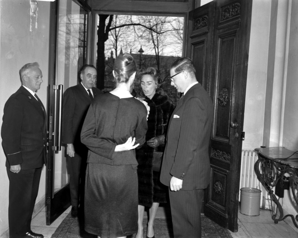 Mevrouw Kennedy bezoekt Costuummuseum te Den Haag, Bestanddeelnr 913-5650