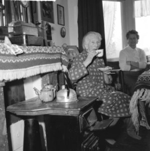 Mevrouw J E van den Berg - Donkervoort te Rotterdam viert haar 100-ste verjaar, Bestanddeelnr 912-1622