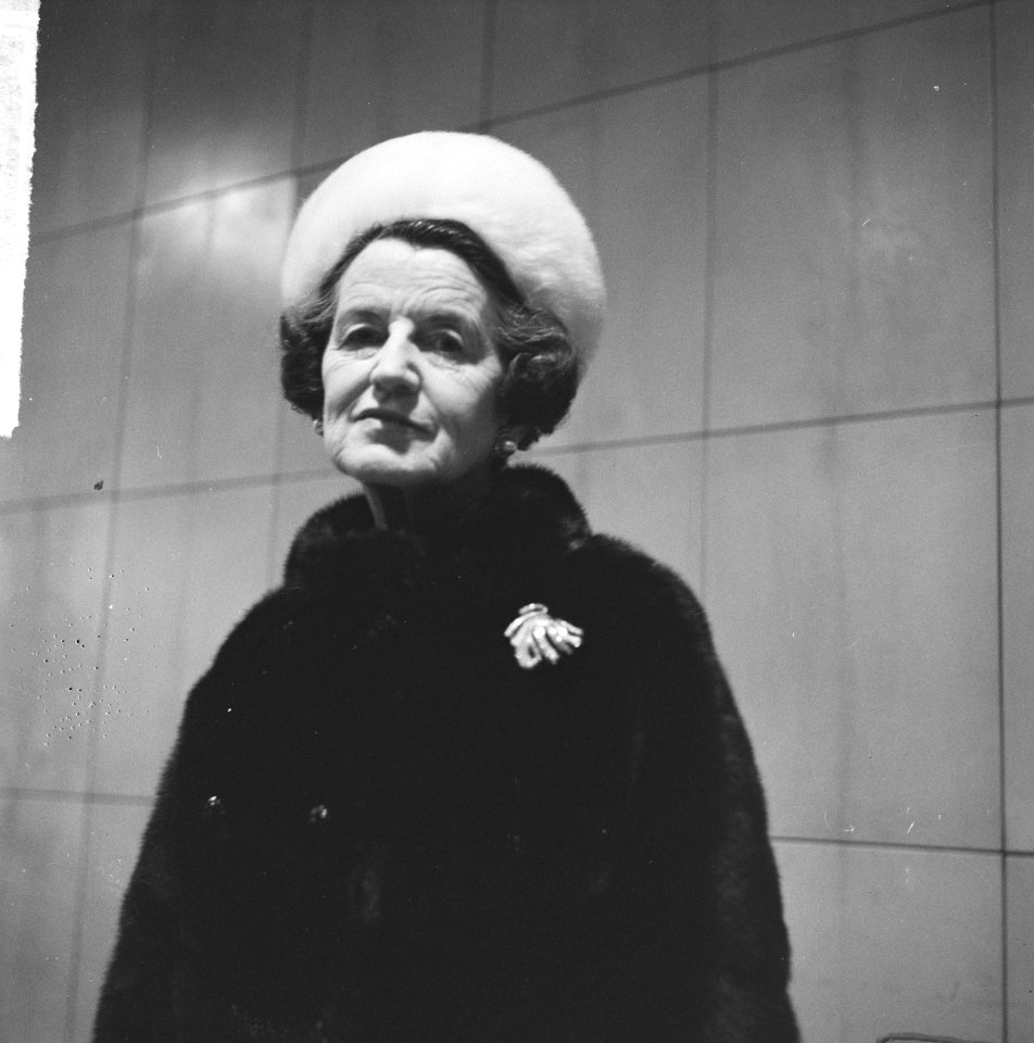Mevrouw Kennedy (moeder van wijlen president Kennedy ) op Schiphol, tijdens pers, Bestanddeelnr 917-2182