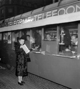 Mevrouw d'Ailly koopt 1e kinderpostzegel, Bestanddeelnr 905-4165