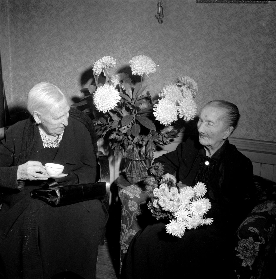Mevrouw J. J. de Calonne-Meisher (rechts, 106 jaar oud) mevrouw Lammets-Koopman , Bestanddeelnr 907-4304
