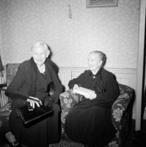 Mevrouw J. J. de Calonne-Meister (rechts, 106 jaar oud) mevrouw Lammerts-Koopman, Bestanddeelnr 934-5722