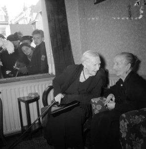 Mevrouw J. J. de Calonne-Meister (rechts, 106 jaar oud) mevrouw Lammerts-Koopman, Bestanddeelnr 934-5723