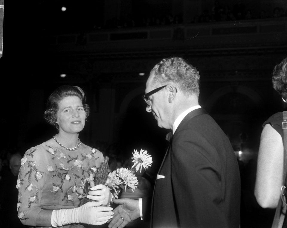 Mevrouw Mary Soames terwijl zij een Edison ontvangt van minister Vrolijk, Bestanddeelnr 918-3828