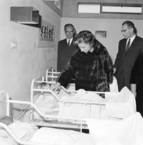 Mevrouw Kennedy bezoekt het Burgerweeshuis te Amsterdam, Bestanddeelnr 913-5642