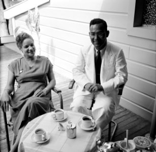 Mevrouw Cummings en Johan Ferrier op het terras van het Palacehotel aan het Gouv, Bestanddeelnr 252-2212