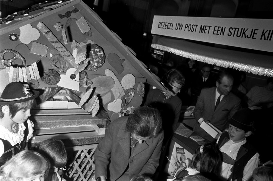 Mevrouw Samkalden kocht eerste kinderpostzegels op hoofdpostkantoor, Bestanddeelnr 921-8508