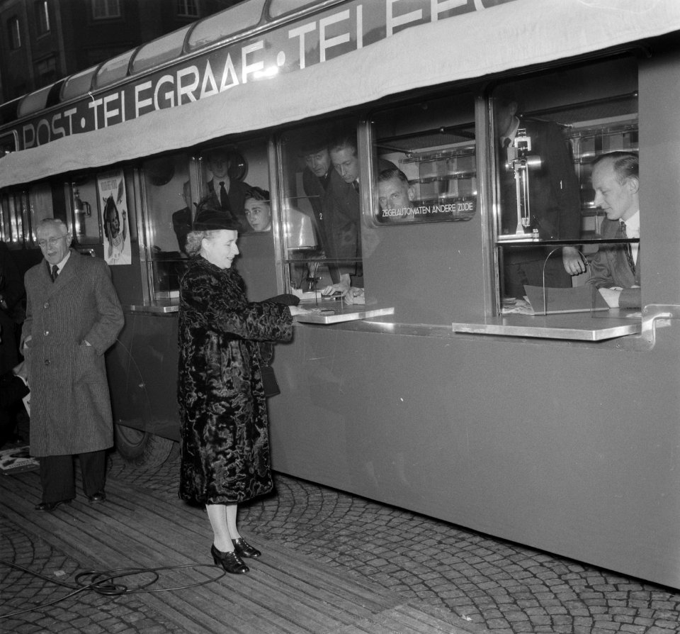 Mevrouw d'Ailly koopt 1e kinderpostzegel, Bestanddeelnr 905-4167
