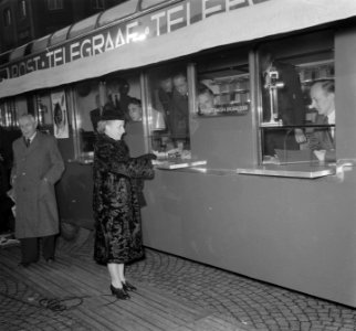 Mevrouw d'Ailly koopt 1e kinderpostzegel, Bestanddeelnr 905-4167