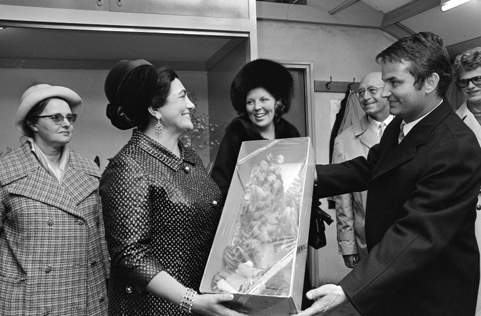 Mevrouw J. Broz (echtgenote President Tito) en Prinses Beatrix bezoeken een kwek, Bestanddeelnr 923-9429