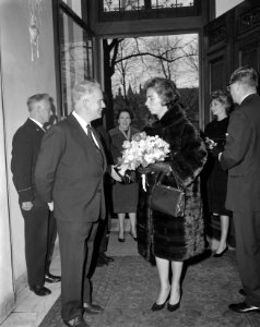 Mevrouw Kennedy bezoekt Costuummuseum te Den Haag, Bestanddeelnr 913-5657