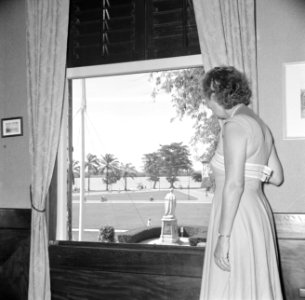 Mevrouw Klaasesz bekijkt het uitzicht vanuit het koninklijk vertrek, Bestanddeelnr 252-2508