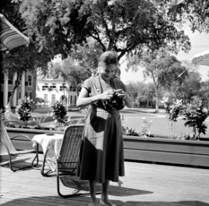 Mevrouw Cummings aan het fotograferen op het terras van het Palacehotel op het G, Bestanddeelnr 252-2215