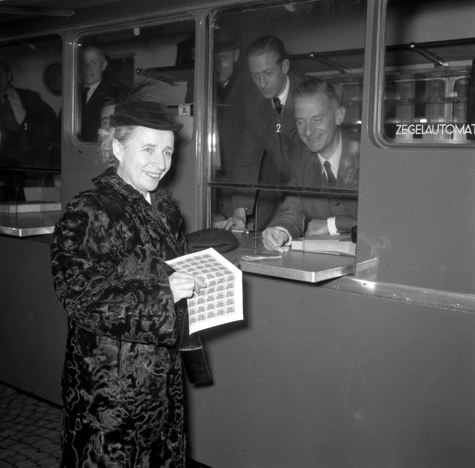 Mevrouw d'Ailly koopt 1e kinderpostzegel, Bestanddeelnr 905-4168