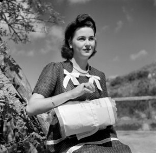 Mevrouw Johnson, lerares op de nonnenschool in The Bottom op Saba, aan het bordu, Bestanddeelnr 252-8225