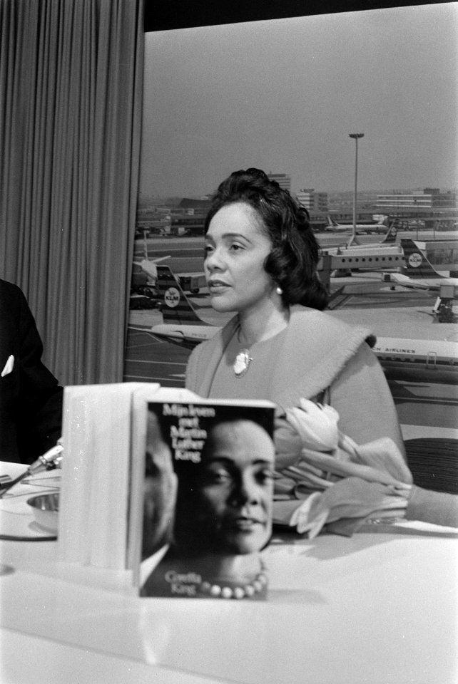 Mevrouw Coretta King , weduwe van ds. Martin Luther King arriveert op Schiphol. , Bestanddeelnr 923-2409