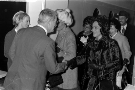 Mevrouw Coretta King , weduwe van ds. Martin Luther King arriveert op Schiphol, Bestanddeelnr 923-2407