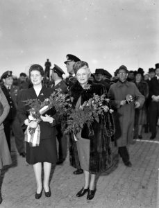 Mevrouw Churchill neemt afscheid op vliegveld Valkenburg, Bestanddeelnr 901-7444 photo