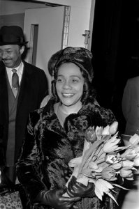 Mevrouw Coretta King , weduwe van ds. Martin Luther King arriveert op Schiphol, Bestanddeelnr 923-2404