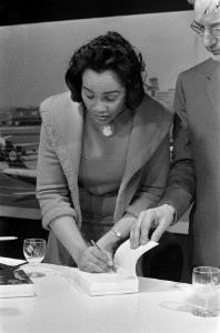 Mevrouw Coretta King , weduwe van ds. Martin Luther King arriveert op Schiphol. , Bestanddeelnr 923-2406