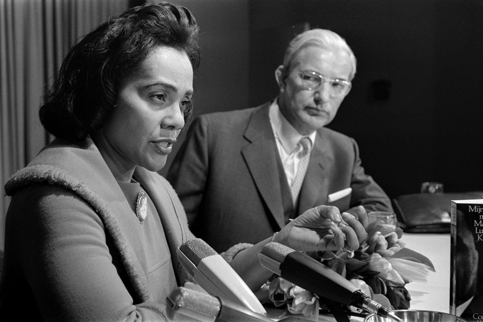 Mevrouw Coretta King , weduwe van ds. Martin Luther King arriveert op Schiphol, Bestanddeelnr 923-2413