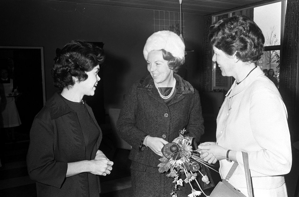 Mevrouw C. van Schilfgaarde-Grant (links) die de prinses bloemen aanbood, Bestanddeelnr 918-4217