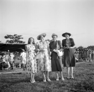 Mevrouw Boogh (tweede van links) met drie andere dames bij de voetbalwedstrijd i, Bestanddeelnr 252-6927
