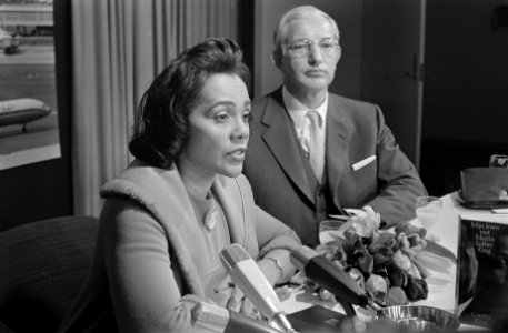 Mevrouw Coretta King , weduwe van ds. Martin Luther King arriveert op Schiphol. , Bestanddeelnr 923-2412