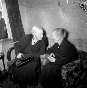 Mevrouw J. J. de Calonne-Meisher (rechts, 106 jaar oud) mevrouw Lammets-Koopman , Bestanddeelnr 907-4305
