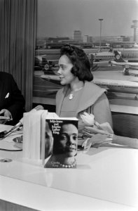 Mevrouw Coretta King , weduwe van ds. Martin Luther King arriveert op Schiphol. , Bestanddeelnr 923-2411