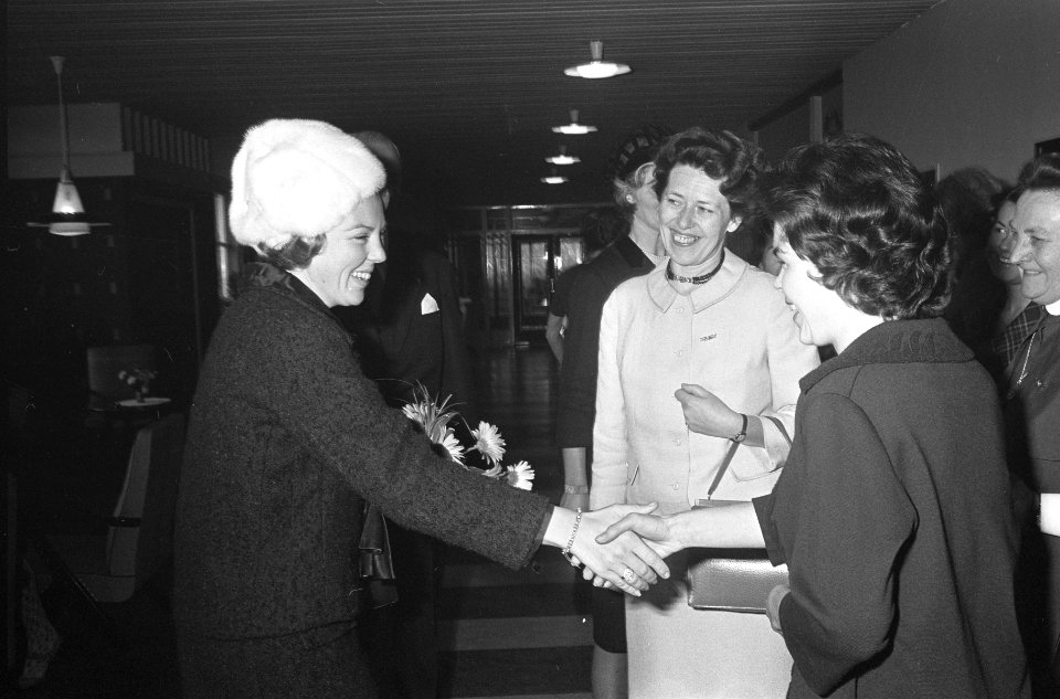 Mevrouw C. van Schilfgaarde-Grant (rechts) terwijl ze de prinses de hand schudt, Bestanddeelnr 918-4218