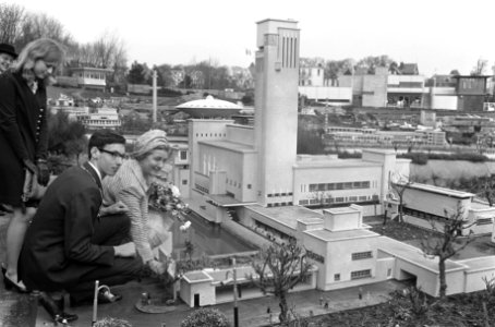 Mevrouw Marijnen , echtgenote van burgemeester Den Haag opent Madurodam, links J, Bestanddeelnr 922-2566