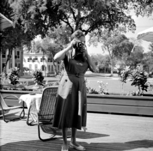 Mevrouw Cummings aan het fotograferen op het terras van het Palacehotel aan het , Bestanddeelnr 252-2214