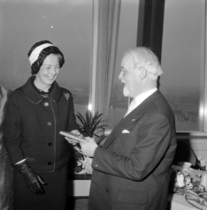 Mevrouw Van Hall Nijhoff reikt boekverkopersprijs 1962 uit aan Siegfried E van , Bestanddeelnr 913-7061