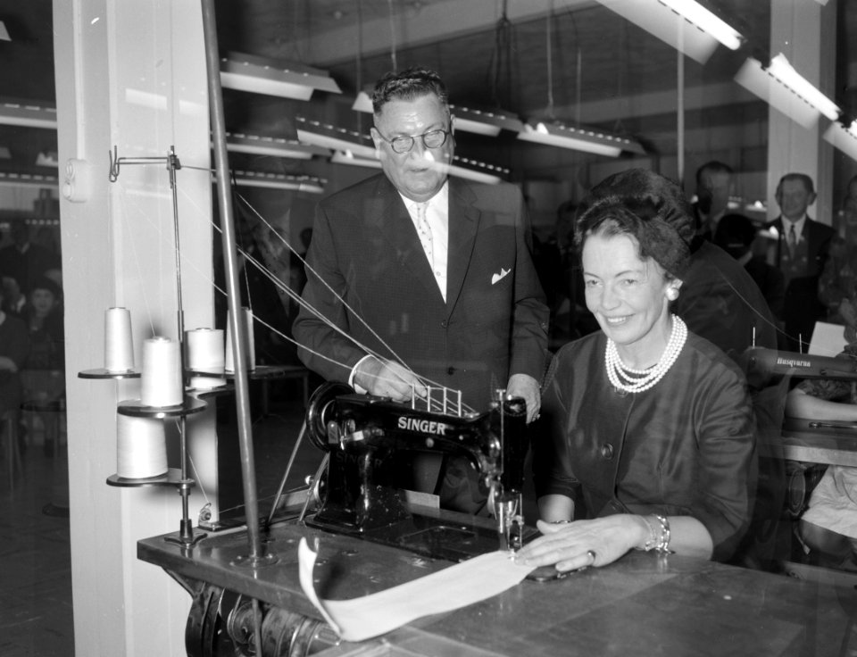 Mevrouw van Hall opent corsettenfabriek Basko. Mevrouw van Hall achter naaimac, Bestanddeelnr 913-3198