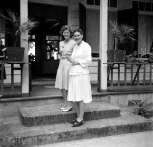 Mevrouw Boogh met een andere vrouw op de trap voor haar huis in Suriname, Bestanddeelnr 252-6898