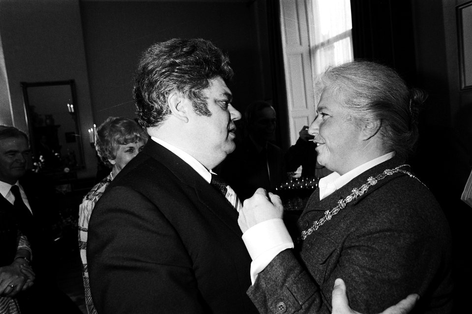 Mevrouw drs. Vos- van Gortel geinstalleerd als burgemeester van Utrecht, drs. Vos- van Gortel met de oud burgemeester van Utrecht, Vonhoff, Bestanddeelnr 931-4125