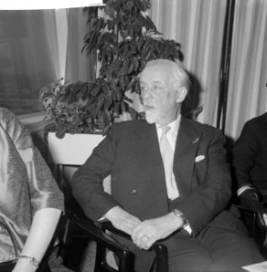Mevrouw Van Hall Nijhoff reikt boekverkopersprijs 1962 uit aan Siegfried E van , Bestanddeelnr 913-7062