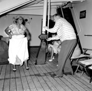 Mevrouw Snijders, verkleed als Surinaamse, danst op de ms. Nestor op weg naar Su, Bestanddeelnr 252-2137