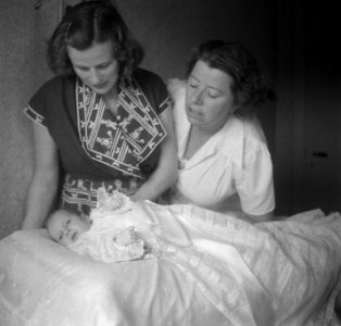 Mevrouw Smulders met baby, Bestanddeelnr 904-0222