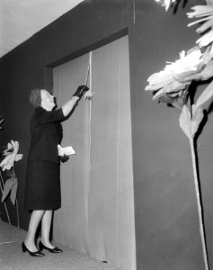 Mevrouw Van Hall tijdens een openingsplechtigheid, Bestanddeelnr 918-2956