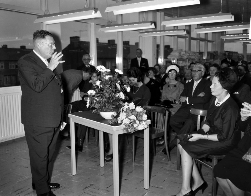Mevrouw van Hall opent corsettenfabriek Basko. Mevrouw van Hall achter tafeltj, Bestanddeelnr 913-3196