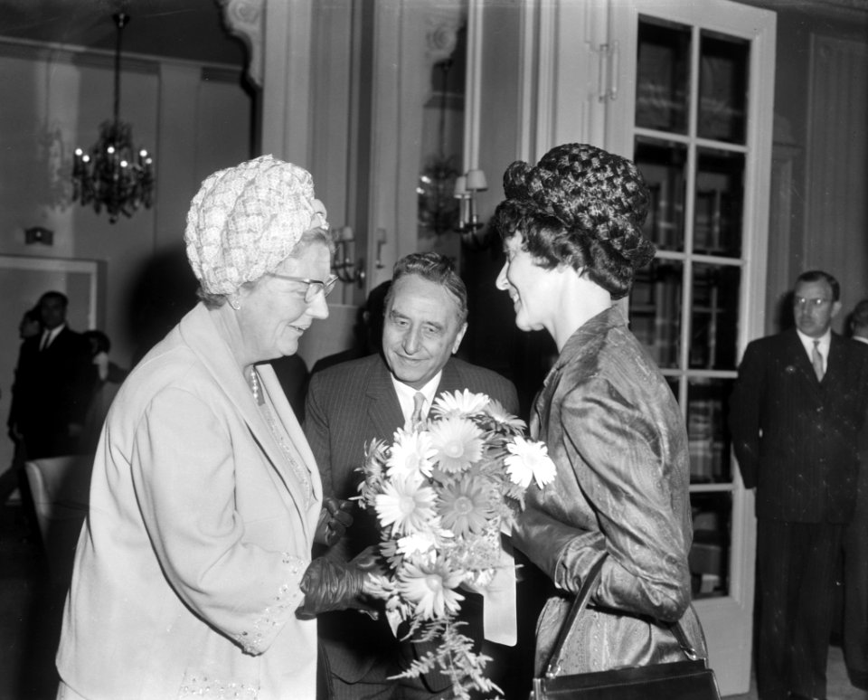 Mevrouw Th. Veering-Feigl geeft koningin Juliana bloemen, Bestanddeelnr 916-9906